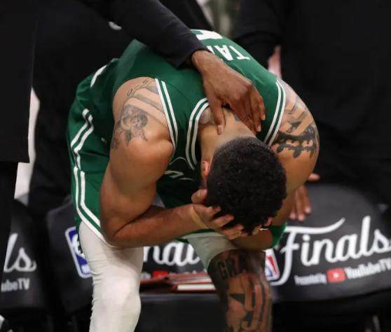 黄金甲体育官网-夺冠落泪！塔图姆创神迹却失FMVP：冠军高于一切