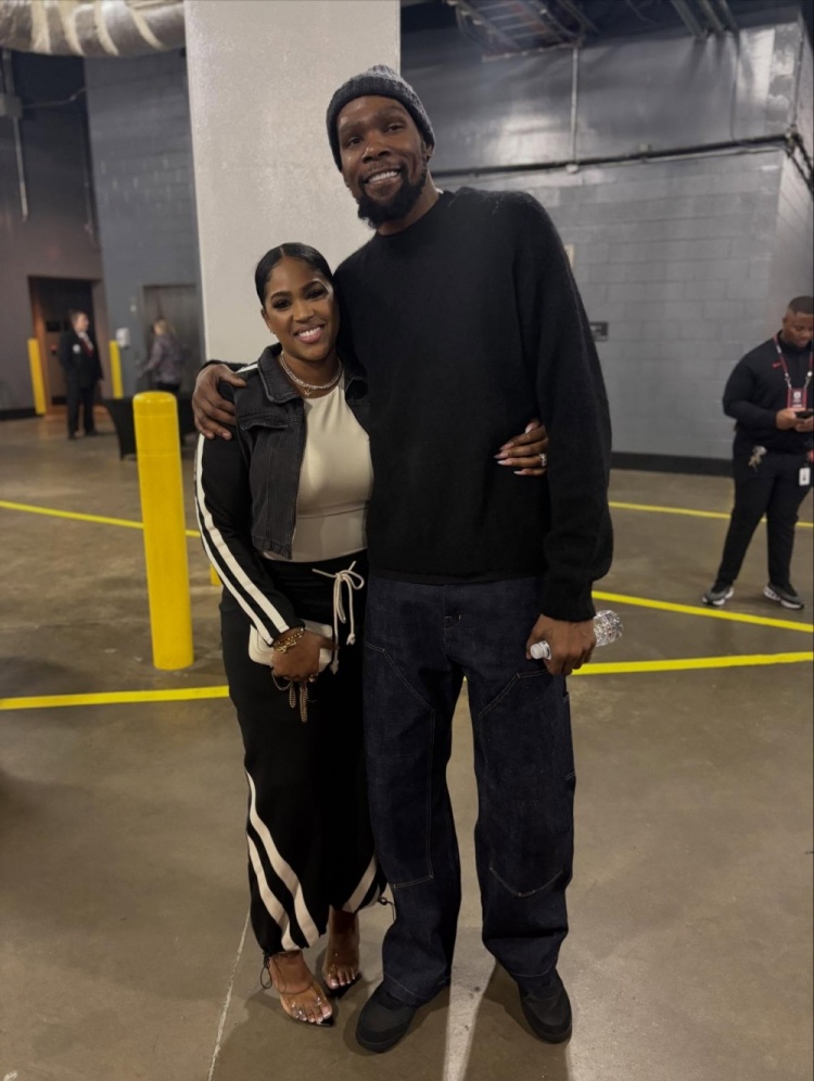 黄金甲体育官网-帕金斯晒照：好久没见到杜兰特了 但我的妻儿去看了场他的比赛