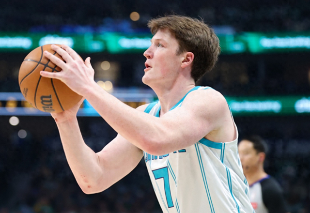 黄金甲体育官网-236个三分！20岁菜鸟打成联盟第一，黄蜂重建成功，他冲历史纪录|克尼佩尔|圣安东尼奥马刺队|夏洛特黄蜂队|NBA常规赛|文班亚马_新浪体育_新浪新闻