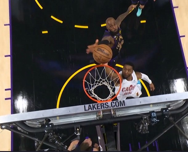 黄金甲体育-上来就拉满！米切尔首攻快速攻筐 詹姆斯身后追防大帽扇飞！